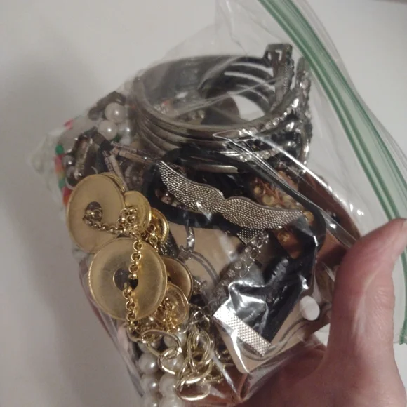 Craft Bag Of Broken Jewelry Vtg-now For Art Projects Etc Faux Pearls - Picture 5 of 6